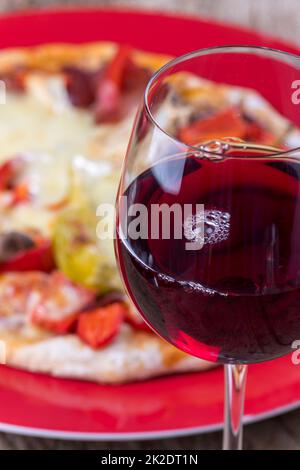 vino rosso con pizza Foto Stock