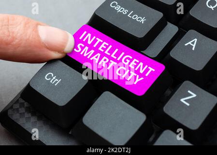 Visualizzazione concettuale Smart City intelligente. Concetto Internet Urbano sistema intelligente di automazione degli edifici business tipizzazione carattere sfondo Storia, creazione di un nuovo account Social Media Foto Stock