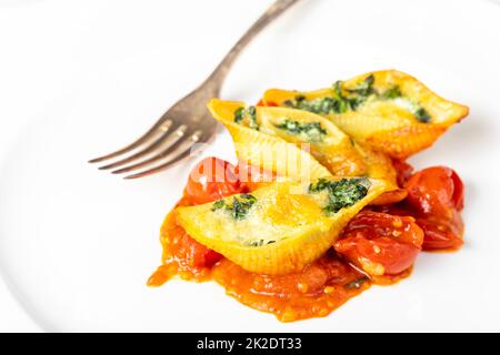 pasta italiana al conchiglino farcita con spinaci Foto Stock