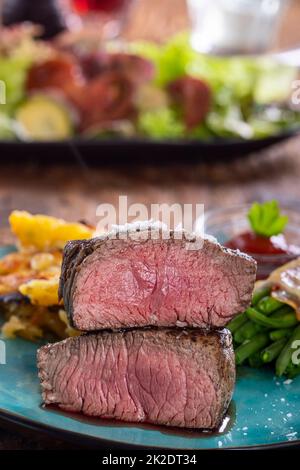 Bistecca con patate gratinate Foto Stock