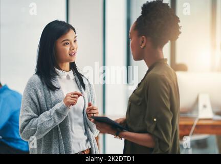 Essi detengono così tanto potenziale tra loro. Scatto ritagliato di due giovani creativi che hanno una discussione in un ufficio. Foto Stock