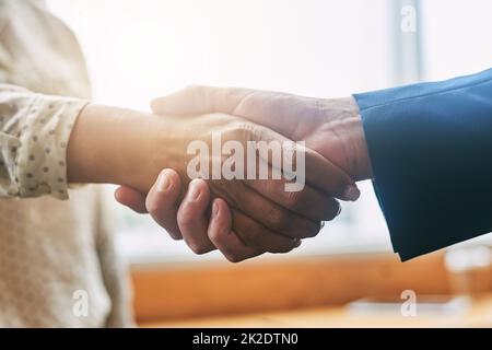 Fare affari di successo. Primo piano di due inriconoscibili uomini d'affari che scuotono le mani in un ufficio. Foto Stock