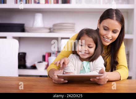 Thats il mio favorito. Una madre e una figlia che lavorano insieme su un tablet. Foto Stock