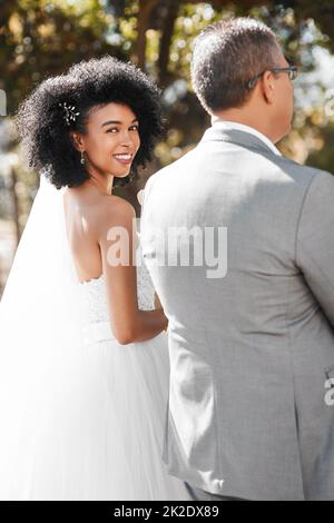 HES è stato al mio fianco attraverso ogni viaggio della vita. Ritratto di una giovane sposa felice che scende la navata da suo padre il giorno del suo matrimonio. Foto Stock