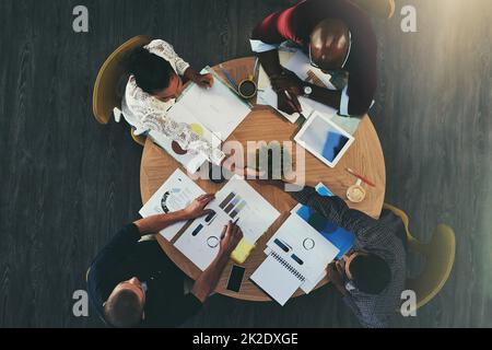 Il loro team ha appena ottenuto una persona più grande. Colpo ad angolo di uomini d'affari che agita le mani durante una riunione con i colleghi. Foto Stock