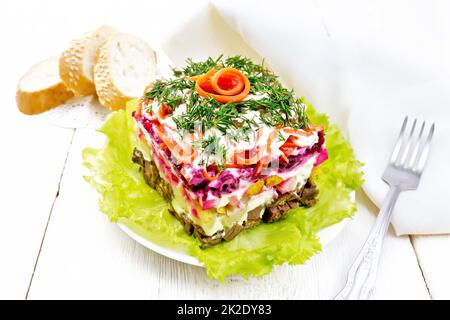 Insalata con manzo e verdure su un tavolo leggero Foto Stock