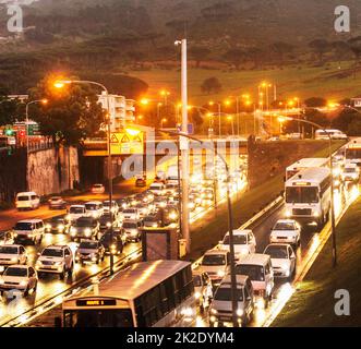 Lento durante l'ora di punta. Shot di un traffico in autostrada. Foto Stock