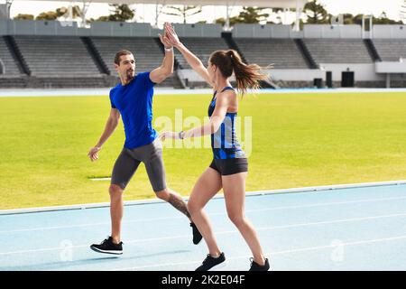 Buon lavoro. Sparo completo di due giovani atleti che si allenano in pista. Foto Stock