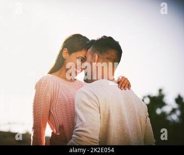 Con ogni giorno che passa vi amo sempre di più. Scatto di una giovane coppia felice che passa il tempo insieme all'aperto. Foto Stock