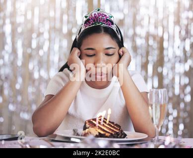 Depressione, compleanno, e adolescente annoiati durante la celebrazione del compleanno, isolato da covid e torta ottuso. Compliance, blocco e triste soffio femminile candele Foto Stock