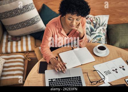 Ho internet per ringraziare per avermi aiutato a crescere. Scatto di una donna d'affari che usa il suo laptop mentre lavora in un bar. Foto Stock