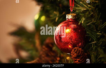 È un periodo festivo dell'anno. Primo piano di decorazioni natalizie su un albero. Foto Stock