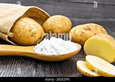 Patate da fecola nel cucchiaio sul bordo nero Foto Stock