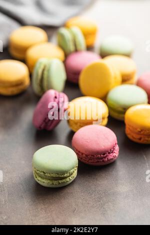 Amaretti colorati e dolci. Macaron francesi tradizionali. Dessert gustoso Foto Stock