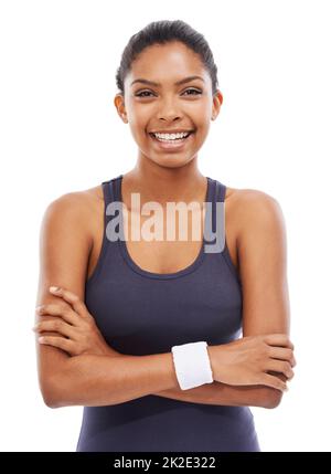 Irradiare fiducia. Studio girato di una giovane donna sportiva che si posa su uno sfondo bianco. Foto Stock