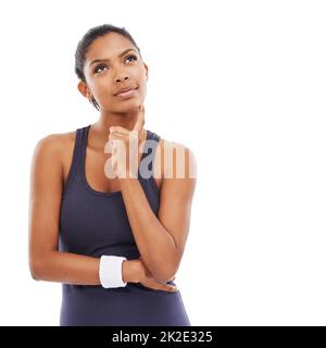 Irradiare fiducia. Studio girato di una giovane donna sportiva che si posa su uno sfondo bianco. Foto Stock
