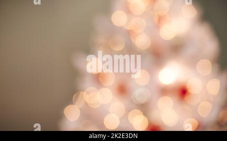 Luci luminose su un albero di Natale. Foto sfocata di un albero di Natale splendidamente decorato. Foto Stock