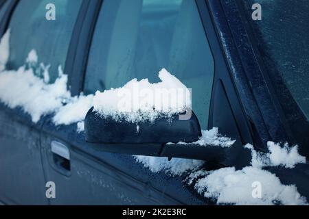 Specchietto laterale di auto coperto di neve in inverno vicino fino Foto Stock