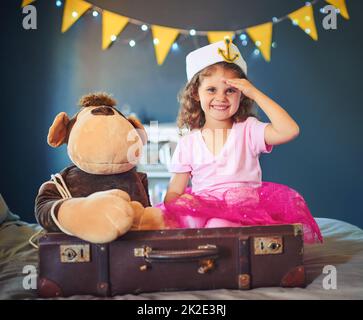 Ahoy. Ritratto di una adorabile bambina vestita come marinaio e giocando sul letto a casa. Foto Stock