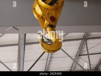 Gancio elettrico girevole per gru a ponte in officina Foto Stock