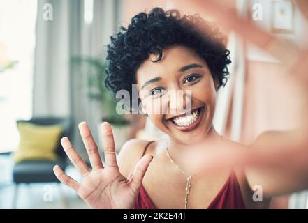 Im indietro con alcuni più suggerimenti di bellezza. Scatto corto di una bella giovane donna che registra se stessa a casa. Foto Stock