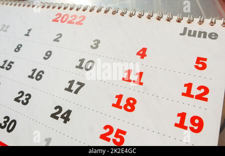 Giugno è il mese sulla pagina di calendario 2022 con un fuoco sui numeri rossi, il concetto del fine settimana Foto Stock