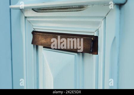 I vecchi modi non apriranno le porte nuove. Primo piano di una porta di legno. Foto Stock