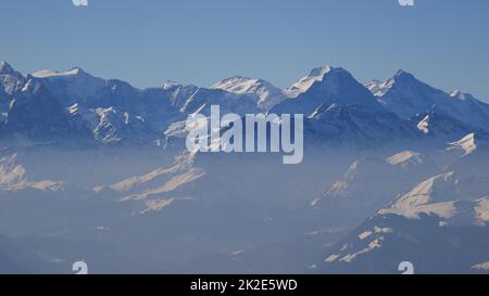 Maestose montagne Eiger, Monch e Jungfrau in inverno. Alpi svizzere. Foto Stock