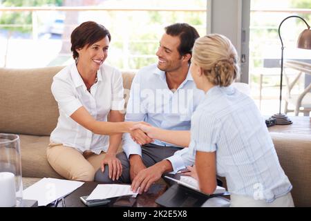 Ceneri qui per aiutarli a prendere le decisioni finanziarie sagge. Scatto di una riunione della coppia con il loro consulente finanziario nel paese. Foto Stock