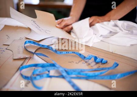 Marinaio sul lavoro. Scatto ritagliato di una marinaio femminile al lavoro. Foto Stock