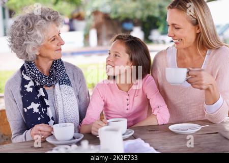 Tempo di legame per la ragazza. Girato di tre generazioni della donna delle donne di una famiglia che ha il tè fuori. Foto Stock