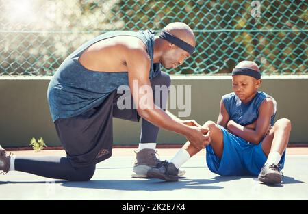 Basket padre e figlio con lesioni al ginocchio, dolore e banda di aiuto da allenamento sportivo gamba incidente a campo di pallacanestro. Papà o uomo nero con bambino ferito Foto Stock