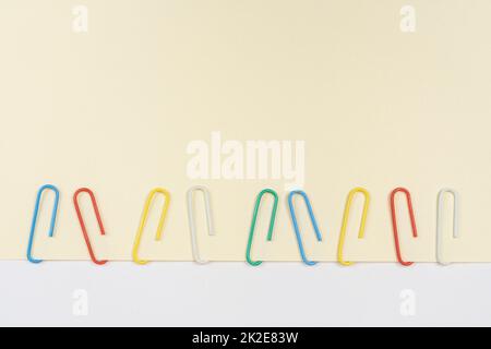 una fila di graffette colorate Foto Stock