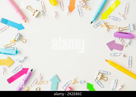 Cancelleria, forniture scolastiche su un tavolo bianco in colori pastello luminosi. Set ufficio, posto per un'iscrizione. Foto Stock