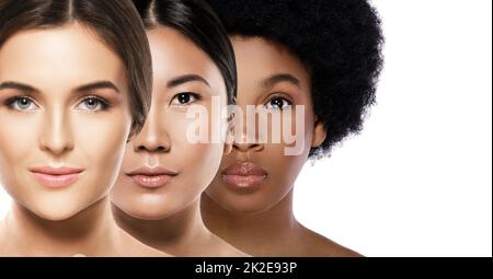 Diverse donne etniche - caucasiche, africane, asiatiche su bianco Foto Stock