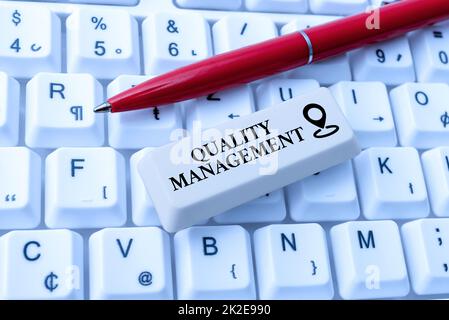 Didascalia di testo che presenta la gestione della qualità. Internet Concept mantenere il livello di eccellenza servizi di prodotto standard elevati Formattazione e compilazione di dati online, foglio di calcolo per la modifica astratta Foto Stock
