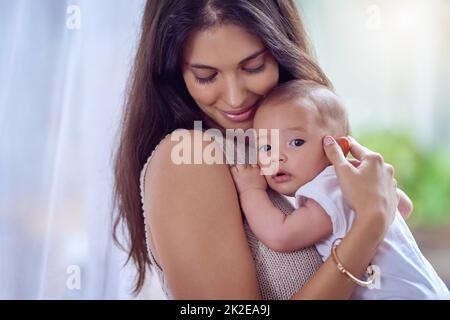 La signora numero uno nella mia vita. Scatto di una giovane donna che si lega con il suo bambino a casa. Foto Stock