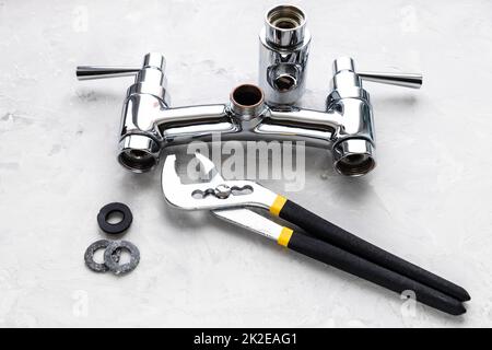 chiave, guarnizioni vicino al rubinetto doccia smontato Foto Stock