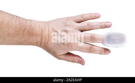 pulsossimetro isolato sulla punta del dito maschio Foto Stock