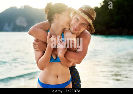 Può dirci che erano innamorati. Scatto corto di una giovane coppia che si gode la giornata in spiaggia. Foto Stock