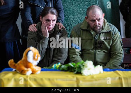 Kiev, Ucraina. 16th Set, 2022. Parenti e amici piangono durante una cerimonia funeraria per Olga Simonova, che ha lasciato la Russia nel 2014 per combattere per l'Ucraina ed è stato recentemente ucciso dalle truppe russe, a Kyiv. (Foto di Oleksii Chumachenko/SOPA Images/Sipa USA) Credit: Sipa USA/Alamy Live News Foto Stock