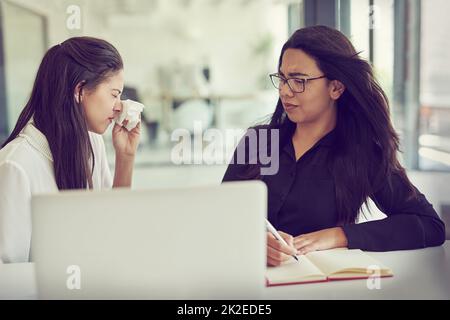 Non riuscivo più a tenerlo dentro. Scatto corto di una donna d'affari che starnutisce nel suo volto dei colleghi in un ufficio. Foto Stock