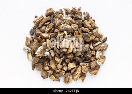 vista dall'alto del mucchio di radici di burdock essiccate tritate Foto Stock