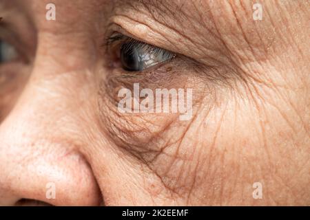 Donna anziana asiatica faccia e occhio con rughe, ritratto primo piano vista. Foto Stock