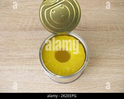 Una lattina di fette di ananas nel succo Foto Stock