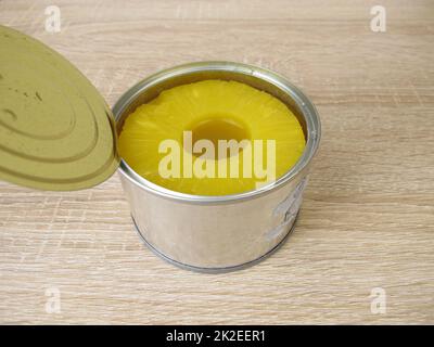Una lattina di fette di ananas nel succo Foto Stock