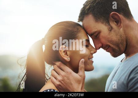 Ti amo con ogni battito del mio cuore. Scatto di una giovane coppia che si gode una romantica giornata all'aperto. Foto Stock