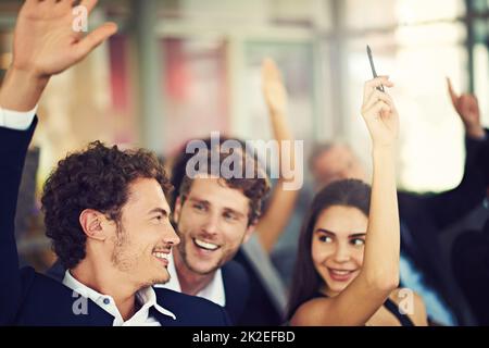 Questo seminario li ha sicuramente ispirati. Il colpo corto delle mani degli uomini d'affari ha sollevato facendo le domande durante un seminario. Foto Stock