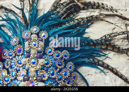 Theres niente come troppa scintilla. Still life shot di costume da capo per una ballerina samba. Foto Stock