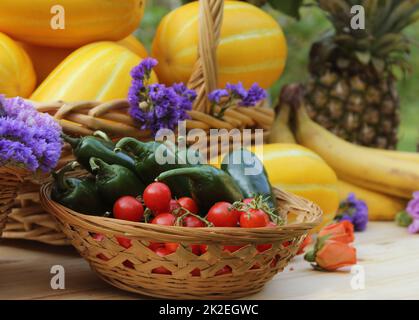 Frutta e verdura fresca in vendita al mercato agricolo Meloni, ananas, Eggplants Foto Stock
